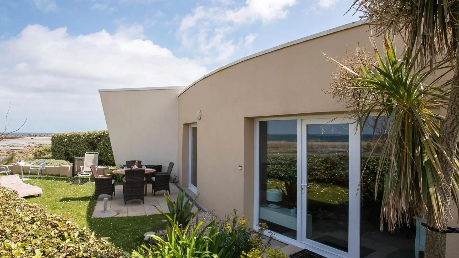 Apartment Les Pieds Dans L'Eau By Interhome Cléder